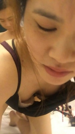 骚气十足的良家美女小少妇担心老公出差在外面找小姐,提前在家自拍好和老公操逼视频给他,想操逼时看视频打手枪.国语! 截图7