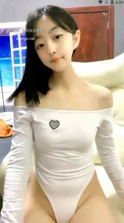 刚满18岁稚气满满的可爱小美女 放假了，1月最新下海极品女生，趁着放假了挣点外快过年 截图1