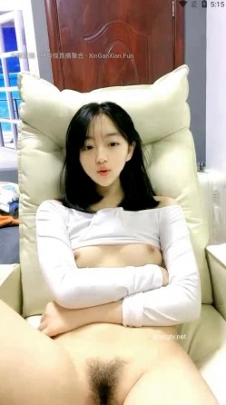 刚满18岁稚气满满的可爱小美女 放假了，1月最新下海极品女生，趁着放假了挣点外快过年 截图9