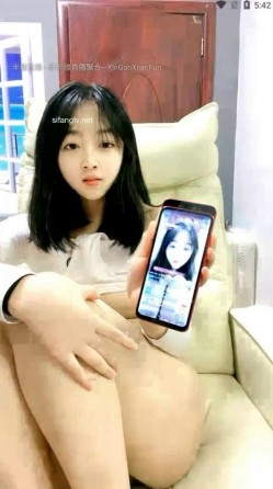 刚满18岁稚气满满的可爱小美女 放假了，1月最新下海极品女生，趁着放假了挣点外快过年 截图15