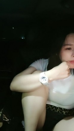 气质御姐跟小哥出来玩车震，开着车就给狼友看骚逼特写，停在路边口交大鸡巴，无套插入爆草浪荡呻吟貌似内射 截图3