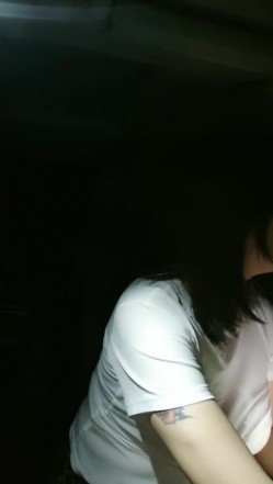 气质御姐跟小哥出来玩车震，开着车就给狼友看骚逼特写，停在路边口交大鸡巴，无套插入爆草浪荡呻吟貌似内射 截图7