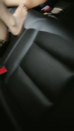 气质御姐跟小哥出来玩车震，开着车就给狼友看骚逼特写，停在路边口交大鸡巴，无套插入爆草浪荡呻吟貌似内射 截图9