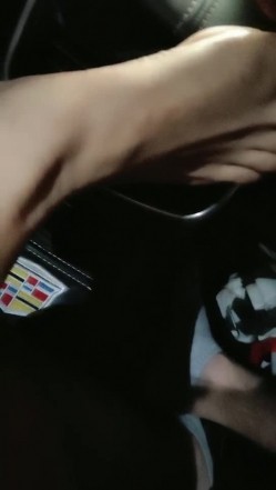气质御姐跟小哥出来玩车震，开着车就给狼友看骚逼特写，停在路边口交大鸡巴，无套插入爆草浪荡呻吟貌似内射 截图15