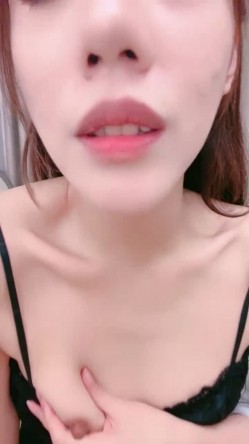 极品尤物颜值女神！美女非常骚！细腰美腿骚穴，双指插穴猛扣，表情一脸享受，假吊骑乘位抽插，呻吟娇喘不断 截图1
