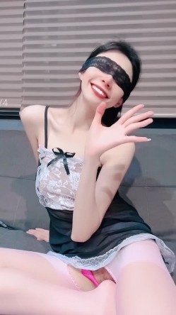 ️骚浪母狗【妮妮老师】熟妇情趣网袜塞跳蛋裸舞口爆大力猛操 截图2