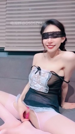 ️骚浪母狗【妮妮老师】熟妇情趣网袜塞跳蛋裸舞口爆大力猛操 截图4