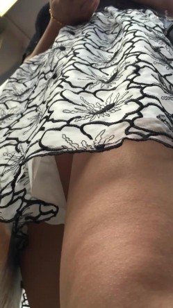 【公交站抄底】都是少妇御姐，有一个逼毛竟然如此之长，龟男在旁边也照拍不误 截图6