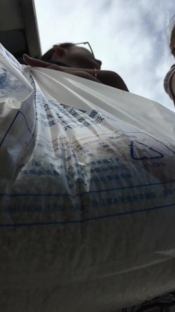【公交站抄底】都是少妇御姐，有一个逼毛竟然如此之长，龟男在旁边也照拍不误 截图7