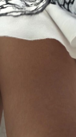 【公交站抄底】都是少妇御姐，有一个逼毛竟然如此之长，龟男在旁边也照拍不误 截图8