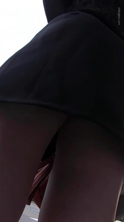 【公交站抄底】都是少妇御姐，有一个逼毛竟然如此之长，龟男在旁边也照拍不误 截图12