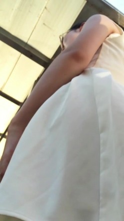 【公交站抄底】都是少妇御姐，有一个逼毛竟然如此之长，龟男在旁边也照拍不误 截图15