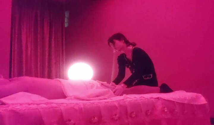 杰哥探花按摩店的苗条黑丝女技师按摩，温情挑逗舔乳抓龙筋全程，乳头和肉棒双重刺激撸射