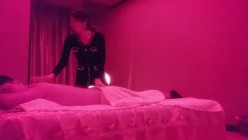 杰哥探花按摩店的苗条黑丝女技师按摩，温情挑逗舔乳抓龙筋全程，乳头和肉棒双重刺激撸射 截图2