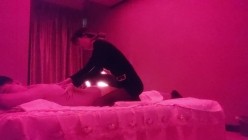 杰哥探花按摩店的苗条黑丝女技师按摩，温情挑逗舔乳抓龙筋全程，乳头和肉棒双重刺激撸射 截图3