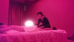 杰哥探花按摩店的苗条黑丝女技师按摩，温情挑逗舔乳抓龙筋全程，乳头和肉棒双重刺激撸射 截图6