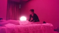 杰哥探花按摩店的苗条黑丝女技师按摩，温情挑逗舔乳抓龙筋全程，乳头和肉棒双重刺激撸射 截图7