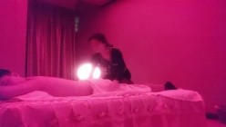 杰哥探花按摩店的苗条黑丝女技师按摩，温情挑逗舔乳抓龙筋全程，乳头和肉棒双重刺激撸射 截图9