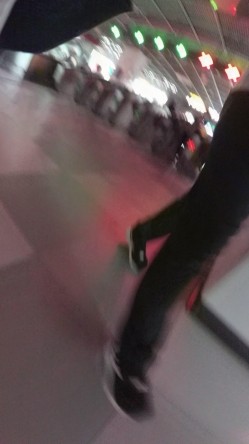 北京地铁商圈CD系列2，掀裙被小姐姐发现差点被打手，大神不怕还继续拍 截图1