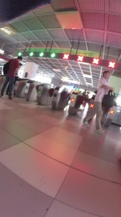 北京地铁商圈CD系列2，掀裙被小姐姐发现差点被打手，大神不怕还继续拍 截图2