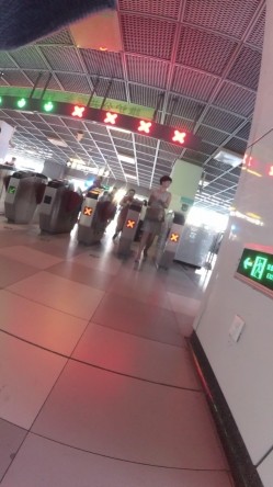 北京地铁商圈CD系列2，掀裙被小姐姐发现差点被打手，大神不怕还继续拍 截图3