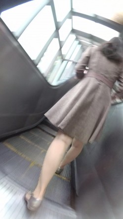 北京地铁商圈CD系列2，掀裙被小姐姐发现差点被打手，大神不怕还继续拍 截图8