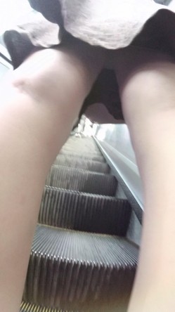 北京地铁商圈CD系列2，掀裙被小姐姐发现差点被打手，大神不怕还继续拍 截图11