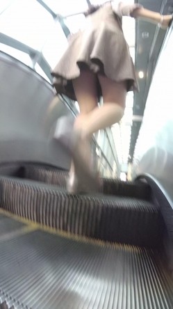 北京地铁商圈CD系列2，掀裙被小姐姐发现差点被打手，大神不怕还继续拍 截图16