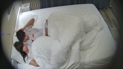 酒店摄像头偷拍学生情侣妹子主动翘腿等操小哥是个老六，射完了避孕套也不着急扔脱下来拿手里欣赏里面的“精华” 截图2