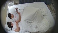 酒店摄像头偷拍学生情侣妹子主动翘腿等操小哥是个老六，射完了避孕套也不着急扔脱下来拿手里欣赏里面的“精华” 截图4