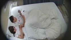 酒店摄像头偷拍学生情侣妹子主动翘腿等操小哥是个老六，射完了避孕套也不着急扔脱下来拿手里欣赏里面的“精华” 截图5