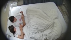 酒店摄像头偷拍学生情侣妹子主动翘腿等操小哥是个老六，射完了避孕套也不着急扔脱下来拿手里欣赏里面的“精华” 截图7