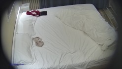 酒店摄像头偷拍学生情侣妹子主动翘腿等操小哥是个老六，射完了避孕套也不着急扔脱下来拿手里欣赏里面的“精华” 截图15