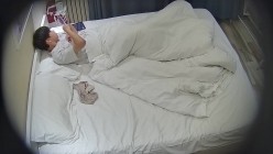 酒店摄像头偷拍学生情侣妹子主动翘腿等操小哥是个老六，射完了避孕套也不着急扔脱下来拿手里欣赏里面的“精华” 截图16