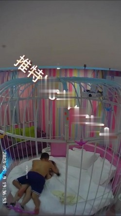 萤石云酒店鸟笼房偷拍 ️风骚迷人的嫂子和小叔子开房偷情貌似没满足干完还想要 截图2