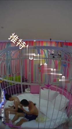萤石云酒店鸟笼房偷拍 ️风骚迷人的嫂子和小叔子开房偷情貌似没满足干完还想要 截图3