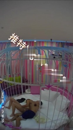 萤石云酒店鸟笼房偷拍 ️风骚迷人的嫂子和小叔子开房偷情貌似没满足干完还想要 截图4