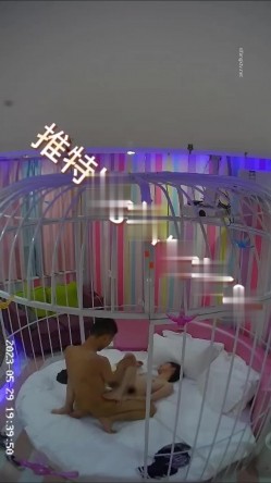 萤石云酒店鸟笼房偷拍 ️风骚迷人的嫂子和小叔子开房偷情貌似没满足干完还想要 截图5