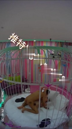 萤石云酒店鸟笼房偷拍 ️风骚迷人的嫂子和小叔子开房偷情貌似没满足干完还想要 截图7