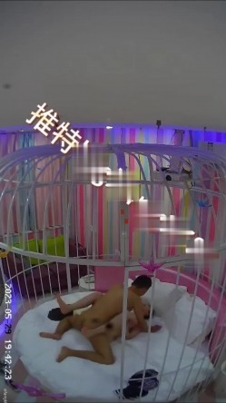 萤石云酒店鸟笼房偷拍 ️风骚迷人的嫂子和小叔子开房偷情貌似没满足干完还想要 截图8