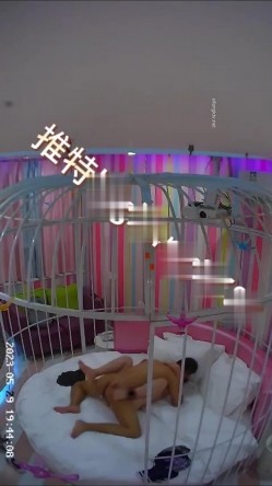 萤石云酒店鸟笼房偷拍 ️风骚迷人的嫂子和小叔子开房偷情貌似没满足干完还想要 截图10