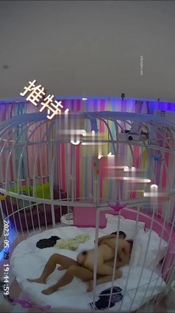 萤石云酒店鸟笼房偷拍 ️风骚迷人的嫂子和小叔子开房偷情貌似没满足干完还想要 截图11