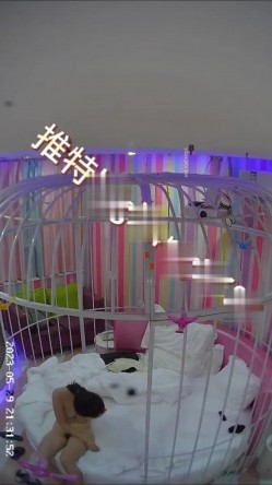 萤石云酒店鸟笼房偷拍 ️风骚迷人的嫂子和小叔子开房偷情貌似没满足干完还想要 截图15