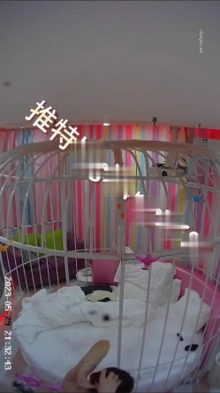 萤石云酒店鸟笼房偷拍 ️风骚迷人的嫂子和小叔子开房偷情貌似没满足干完还想要 截图16