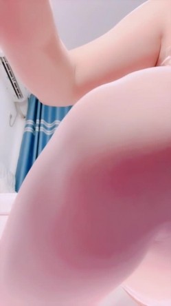【宝宝很乖哦】童颜巨巨乳！超雄伟 无毛馒头肥屄 大屌自慰喷水 大长腿配上黑白丝袜 截图7