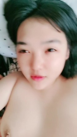 童颜巨乳娇小可爱的美女主播，露脸口交，女上位啪啪操逼 截图1