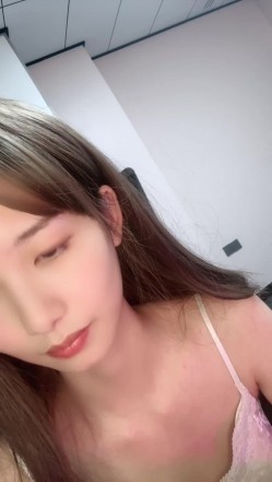 这才是真正的校花，【广州大学生】明星来了~甘拜下风，清纯指数极高，羞涩腼腆，高抬玉腿小穴水汪汪超诱人 截图1