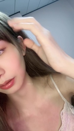 这才是真正的校花，【广州大学生】明星来了~甘拜下风，清纯指数极高，羞涩腼腆，高抬玉腿小穴水汪汪超诱人 截图2