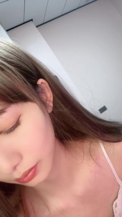 这才是真正的校花，【广州大学生】明星来了~甘拜下风，清纯指数极高，羞涩腼腆，高抬玉腿小穴水汪汪超诱人 截图3