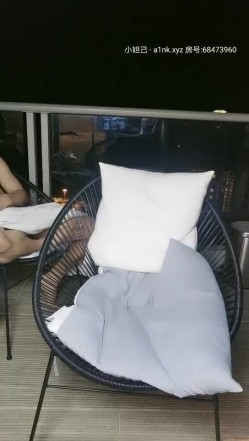 两个颜值御姐玩弄大鸡巴鸭子 情趣装诱惑一起舔鸡巴 小哥躺床上被骚女轮流上位抽插 各种爆草鸡巴舔硬草菊花 截图1